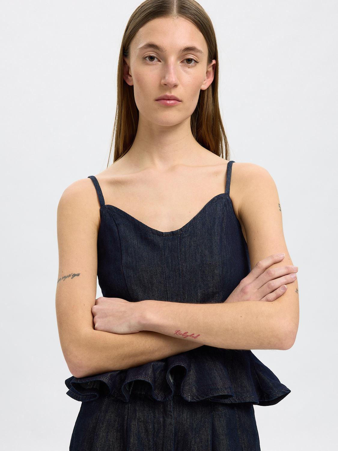 model_shot-creative